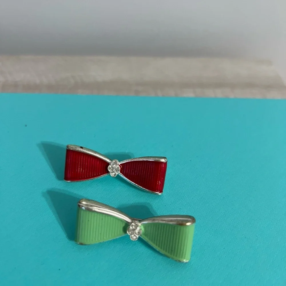 2 Vintage Elegant Brooch pins  - Red and Green
